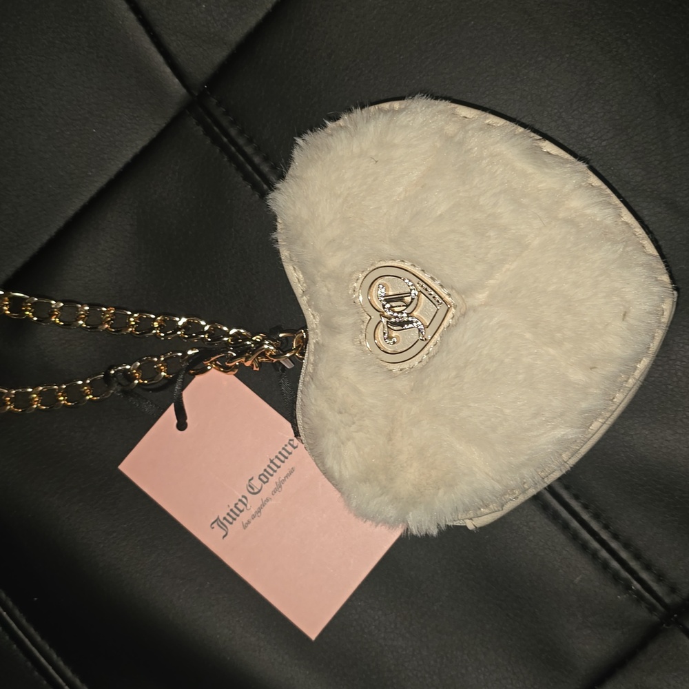 - Juicy Couture Get Cozy Heart" Zip Around